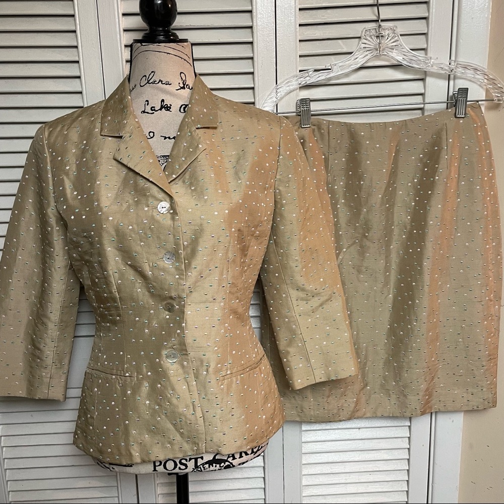 Noviello- Bloom skirt suit